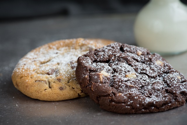 a chocolate chip cookies with powdered sugar
perfekte Schokoladenkekse