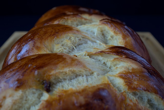 close up of a loaf of bread, Hefezopf – Ein Duft von Heimat