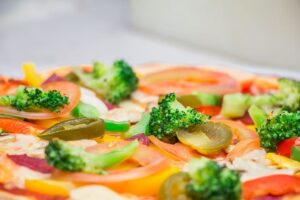 Blumenkohlpizza , Vegane Pizza mit Blumenkohlboden