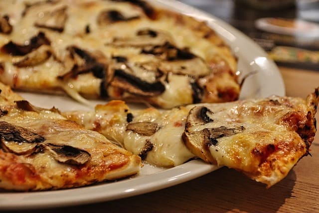 Vegane Pizza mit Blumenkohlboden