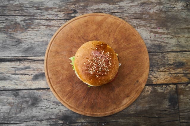 Vegane Burger mit Süßkartoffelpommes