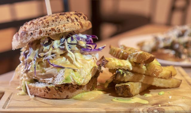 Vegane Burger mit Süßkartoffelpommes