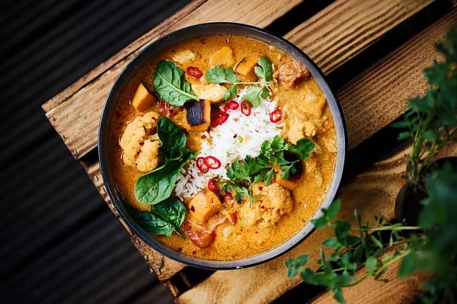 Veganes Thai-Curry mit Gemüse und Kokosmilch – Exotischer Genuss ohne tierische Produkte