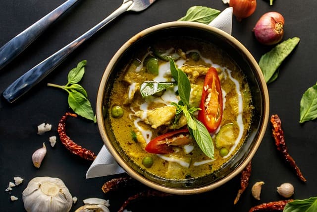 Veganes Thai-Curry mit Gemüse und Kokosmilch – Exotischer Genuss ohne tierische Produkte