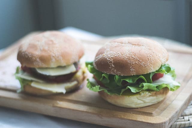 Vegane Burger mit Süßkartoffelpommes