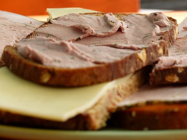 Veganer Brotaufstrich mit Avocado und Kräutern