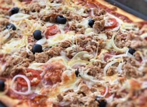 Low Carb Pizza mit Thunfisch und Zwiebeln