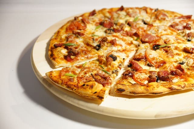Low Carb Pizza mit Thunfisch und Zwiebeln